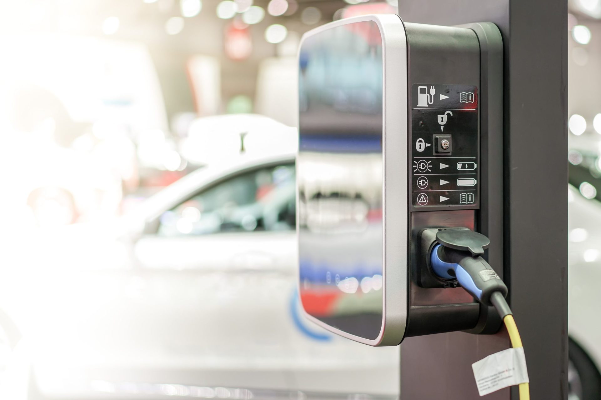 Elektrofahrzeuge und Ladestationen bei TTM